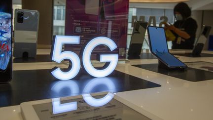 Un téléphone Samsung qui dispose de la 5G, le 6 juin 2019, à Shanghai (Chine). (LU LIANG / AFP)