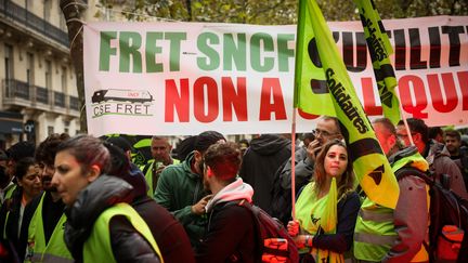 Un rassemblement de cheminots devant le ministère des Transports, le 26 septembre 2024. (THOMAS PADILLA / MAXPPP)