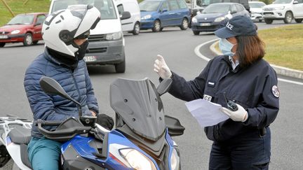 Un contrôle de police à Montpellier, le 16 avril 2020. (MICHAEL ESDOURRUBAILH / MAXPPP)