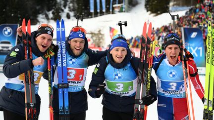 Les Français Emilien Jacquelin, Antonin Guigonnat, Fabien Claude et Quentin Fillon Maillet, lors du relais à Antholz-Anterselva (Italie), le 22 janvier 2023. (VINCENZO PINTO / AFP)