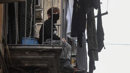 Un garçon italien derrière les grilles d'un balcon dans le centre de Naples (photo d'illustration). (SALVATORE LAPORTA / IPA / MAXPPP)