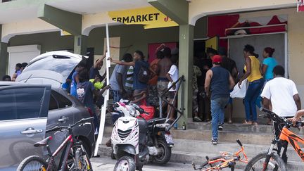 Des personnes pillent un supermarché, le 7 septembre 2017, à Quartier-d'Orléans, à Saint-Martin. (LIONEL CHAMOISEAU / AFP)