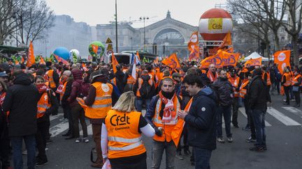 Des cheminots manifestent devant la gare de l'Est, le 22 mars 2018, à Paris.&nbsp; (GREG LOOPING / HANS LUCAS / AFP)