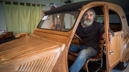 Titulaire d'un CAP de menuisier en bâtiment depuis l'âge de 14 ans, Michel Robillard a mis six ans pour réaliser cette reproduction d'une 2 CV de 1953. (GUILLAUME SOUVANT / AFP)