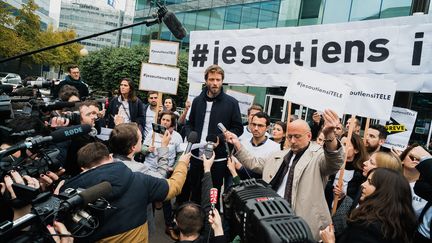 Rassemblement devant le siège d'i-Télé, mardi 25 octobre 2016 à Boulogne-Billancourt (Hauts-de-Seine).&nbsp; (SIMON GUILLEMIN / HANS LUCAS)