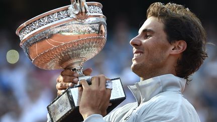 Rafael Nadal soul&egrave;ve son neuvi&egrave;me troph&eacute;e &agrave; Roland-Garros, remport&eacute; face &agrave; Novak Djokovic, le 8 juin 2014, &agrave; Paris. (MIGUEL MEDINA / AFP)