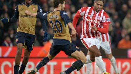 Peter Odemwingie (Stoke City) à la lutte avec Alex Iwobi (Arsenal) 2016