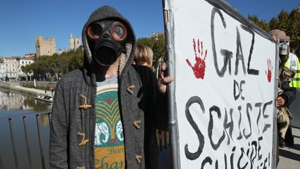 Un manifestant anti-gaz de schiste pose &agrave; Paris en marge du d&eacute;fil&eacute; contre le trait&eacute; transatlantique, le 11 octobre 2014. (RAYMOND ROIG / AFP)