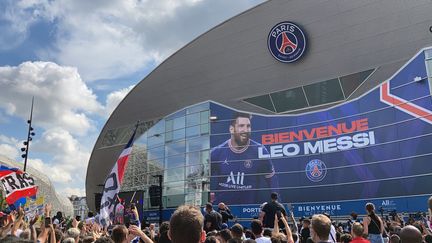 Des milliers de personnes attendaient l'arrivée de Lionel Messi devant le Parc des Princes, le 11 août 2021. (ADRIEN HEMARD)