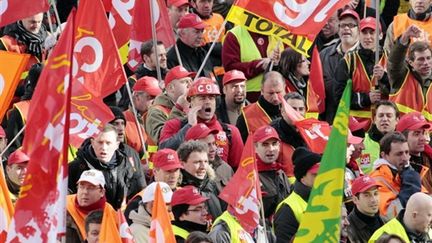 Entre 500 et 1.000 employés du groupe Total ont envahi la Tour de leur groupe à la Défense, le 1er février 2010 (AFP PHOTO/ Jacques DEMARTHON)