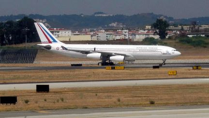 Un Airbus A340 de la R&eacute;publique fran&ccedil;aise sur le tarmac de l'a&eacute;roport de Lisbonne (Portugal), le 15 ao&ucirc;t 2013. (MAXPPP)