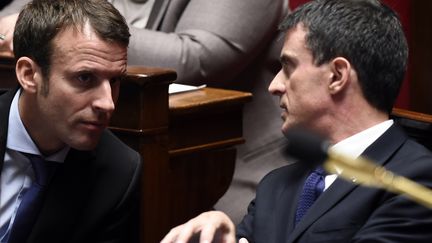 Manuel Valls et Emmanuel Macron en discussion à l'Assemblée Nationale le 3 novembre à Paris. (LIONEL BONAVENTURE / AFP)