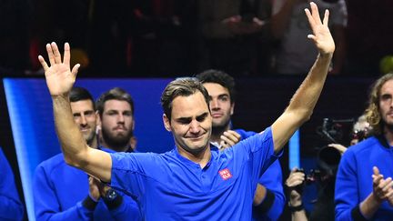 Applaudi par ses pairs, Roger Federer remercie le public qui l'a acclamé lors de son dernier match à Londres.&nbsp;"Ce sont des visages et des&nbsp;émotions dont je me rappellerai&nbsp;dans plusieurs années, en pensant à cette soirée", a confié le Suisse. (GLYN KIRK / AFP)