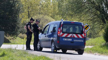 Des gendarmes participent &agrave; l'op&eacute;ration de recherche du suspect de l'enl&egrave;vement de Berenyss, le 23 avril 2015 &agrave; Grandpr&eacute;&nbsp;(Ardennes). (FRANCOIS NASCIMBENI / AFP)