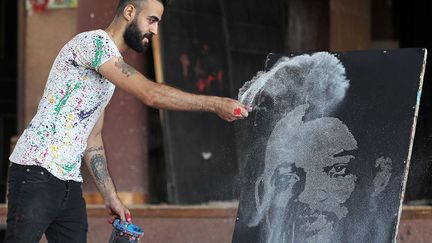 il rehausse aussi les tons et les contrastes de ses visages avec de la poudre blanche ou colorée.  (Mohamed Abd el-Ghany / Reuters)