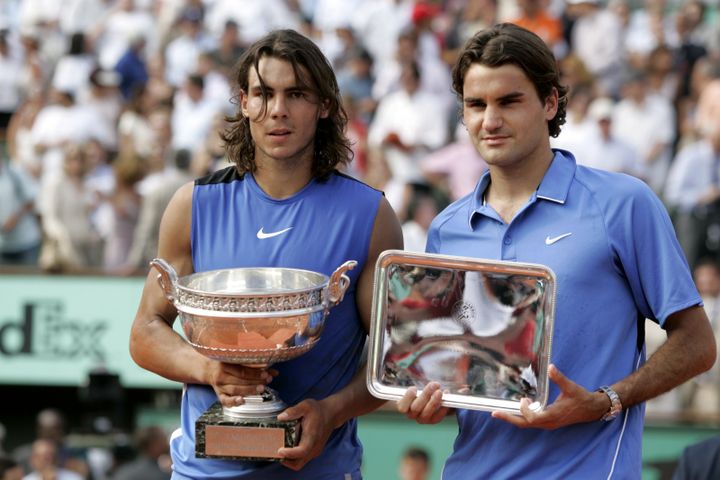 Rafael Nadal et Roger Federer posent avec leurs trophées à l'issue de la finale de Roland-Garros 2006. (MAXPPP TEAMSHOOT)