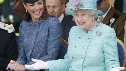 Depuis qu'elle a f&ecirc;t&eacute; ses 60 ans de r&egrave;gne, la reine Elizabeth semble nous dire : "Hey ! What did you expect ?" (PHIL NOBLE / REUTERS)