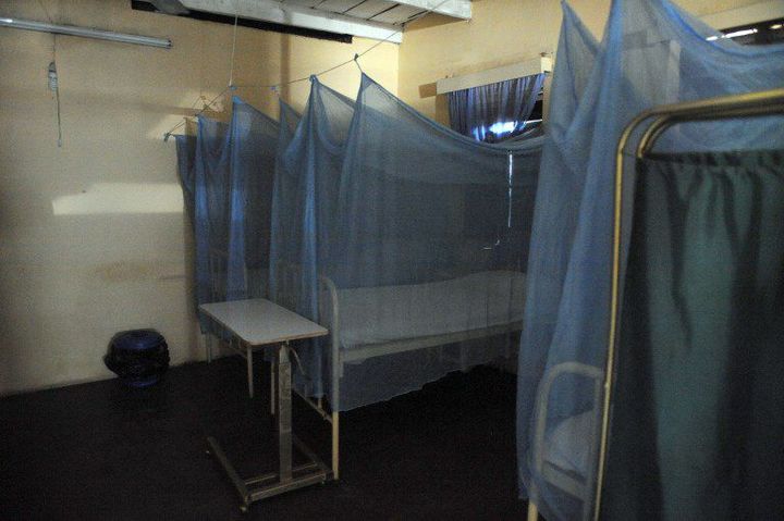 Une salle d'accouchement abandonnée dans une clinique d'Enugu après une opération de police (Photo AFP)