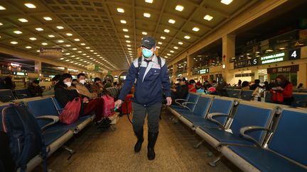 Un employé désinfecte une gare, à Wuhan, en Chine, mercredi 22 janvier 2020.&nbsp; (YUAN ZHENG / MAXPPP)