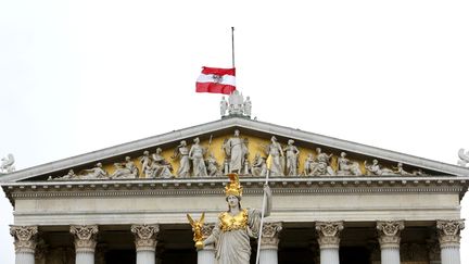 Quelques heures après les premières explosions dans le centre de Bruxelles, l'Autriche a mis ses drapeaux en berne, comme ici au dessus du parlement à Vienne.&nbsp; (LEONHARD FOEGER / REUTERS)