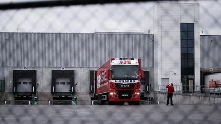 3 décembre 2020. Chargement de vaccins anti-Covid-19 à l'usine Pfizer de Puurs en Belgique. (KENZO TRIBOUILLARD / AFP)