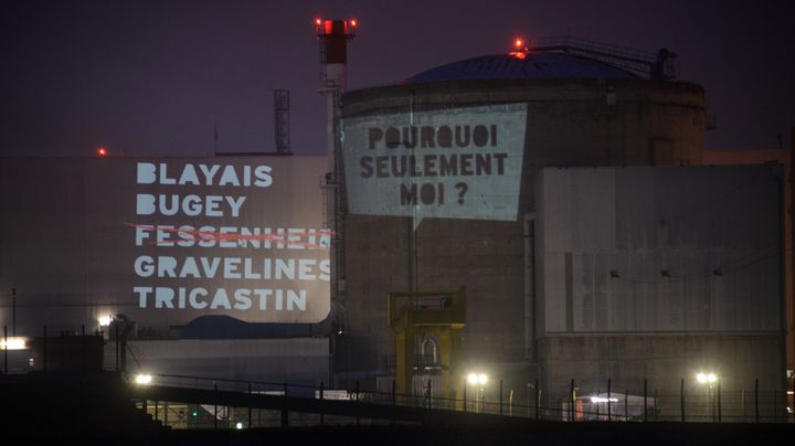 Des membres de Greenpeace ont projet&eacute; la liste des 5 centrales "&agrave; fermer en priorit&eacute;" sur une piscine de Fessenheim, le 28 mars 2013. (SEBASTIEN BOZON / AFP)