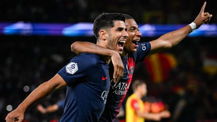 Les Parisiens Marco Asension et Kylian Mbappé lors de la victoire contre Lens, le 26 août 2023. (MATTHIEU MIRVILLE / AFP)