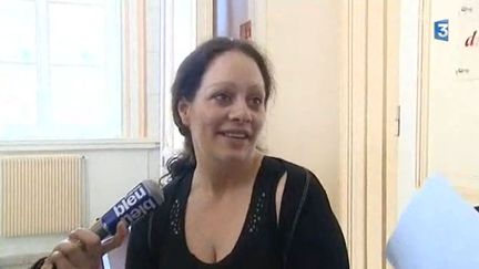 Alexandra Lange, femme battue acquitt&eacute;e du meutre de son mari, vendredi 24 mars 2012 &agrave; sa sortie de la cour d'assises de Douai.&nbsp; (CAPTURE D'ECRAN / FTVI)