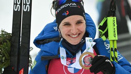 Julia Simon remporte la mass start d'Antholz (Italie) et signe un doublé historique (MARCO BERTORELLO / AFP)