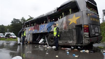 Le car accidenté sur une autoroute près de Berlin (AFP - ROBERT SCHLESINGER)