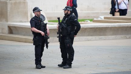 Des policiers en patrouille près de la Manchester Arena, cinq jours après l'attentat, le 27 mai 2017.&nbsp; (JONATHAN NICHOLSON / NURPHOTO / AFP)