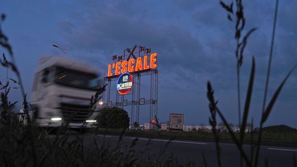 Un poids-lourd passe devant le parking du relais&nbsp;routiers&nbsp;L'Escale, fermé, le 26 mars 2020 à Deols (Indre), lors du confinement pour lutter contre l'épidémie de Covid-19. (GUILLAUME SOUVANT / AFP)