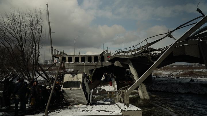 Le pont détruit d'Irpin, au nord de Kiev (Ukraine), le 9 mars 2022.&nbsp; (FLORIAN LE MOAL / FRANCE TELEVISIONS)