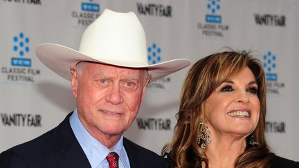 Larry Hagman et Linda Gray (interpr&egrave;te de Sue Ellen) &agrave; Hollywood (Etats-Unis), le 12 avril 2012. (FREDERIC J. BROWN / AFP)