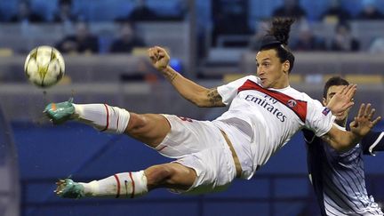 L'attaquant du PSG Zlatan Ibrahimovic tente un geste acrobatique contre le Dinamo Zagreb, le 24 octobre 2012. (HRVOJE POLAN / AFP)