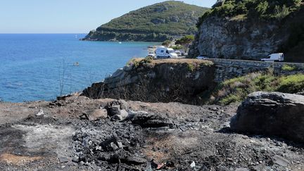 L'emplacement où trois voitures ont été brûlées, non loin de la crique où se sont déroulés les incidents de Sisco&nbsp;(Haute-Corse), le 13 août 2016. (PASCAL POCHARD-CASABIANCA / AFP)