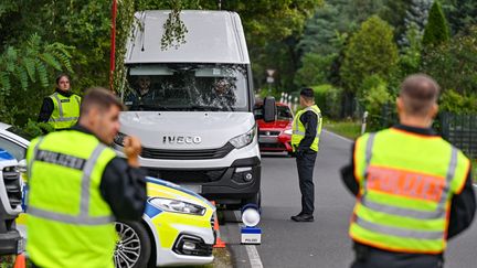 Des policiers effectuent des contrôles contre les entrées irrégulières de migrants, le 25 septembre 2023 à Roggosen (Allemagne). (PATRICK PLEUL / DPA / AFP)