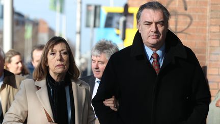 Ian Bailey arrive avec sa compagne &agrave; la Cour supr&ecirc;me irlandaise, &agrave; Dublin, le 1er mars 2012. (PETER MUHLY / AFP)