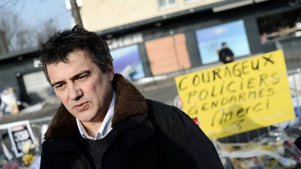 Patrick Pelloux,&nbsp;m&eacute;decin urgentiste et chroniqueur &agrave; Charlie Hebdo, s'adresse aux journalistes, le 23 janvier 2015, devant l'Hypercasher de la Porte de Vincennes.&nbsp; (STEPHANE DE SAKUTIN / AFP)