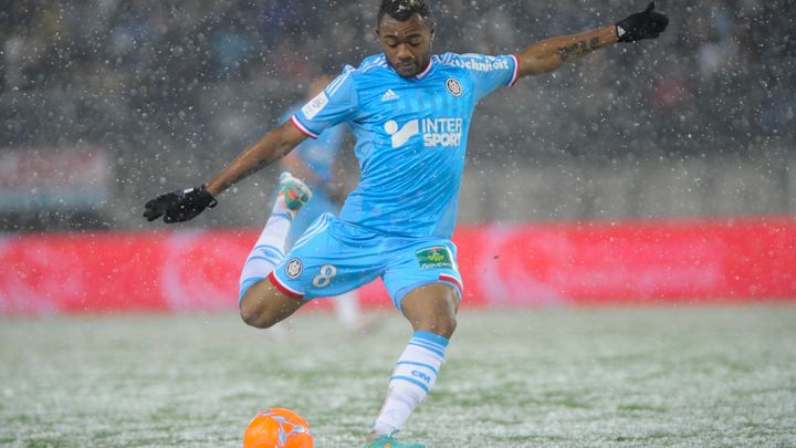 Le Marseillais Jordan Ayew tente de frapper sur le terrain enneig&eacute; de Sochaux, le 13 janvier 2013.&nbsp; (SEBASTIEN BOZON / AFP)