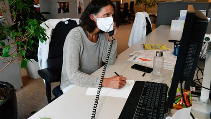 Une personne porte le masque en entreprise, le 7 mai 2020 à Nantes (Loire-Atlantique). (FRANCK DUBRAY / MAXPPP)