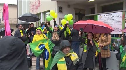 Eurozapping : des bénévoles viennent en aide à des migrants en Pologne, un hommage controversé à Jair Bolsonaro en Italie