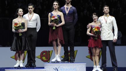 Le podium de la danse sur glace de l'Euro 2016 avec Papadakis et Cizeron sur la première marche (SAMUEL KUBANI / AFP)