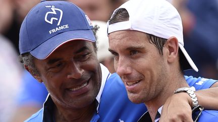 Richard Gasquet avec le capitaine de l'équipe de France, Yannick Noah (MIGUEL MEDINA / AFP)