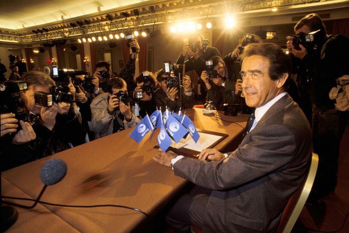 L'industriel Jean-Luc Lagardère, PDG du groupe Matra, annonce la fin de l'aventure du club de foot du Matra Racing, lors d'une conférence de presse, à Paris, le 6 avril 1989. (ERIC BOUVET / GAMMA-RAPHO)