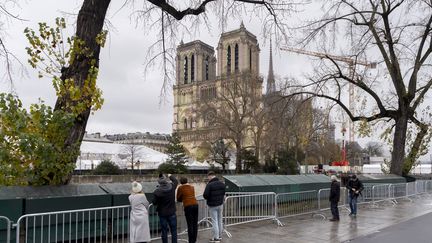 Réouverture de Notre-Dame : des jouets aux montres, les produits dérivés de la cathédrale s'arrachent