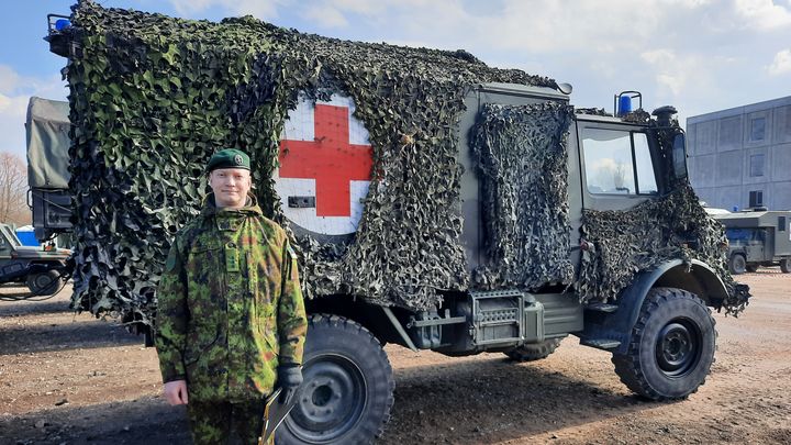 Valter Voomets, du Centre de médecine de guerre de l'Académie militaire estonienne, coordonne l'exercice de l'OTAN.  (VIRGINIE PIRONON / RADIOFRANCE)