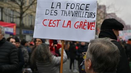 Des manifestants défilent à Paris contre la réforme des retraites, le 19 janvier 2023. (HENRIQUE CAMPOS / HANS LUCAS / AFP)