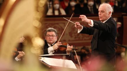 Le chef d'orchestre Daniel Barenboim dirigeant l'orchestre philharmonique de Vienne, le 1er janvier 2022 (DIETER NAGL / VIENNA PHILHARMONIC ORCHESTRA)