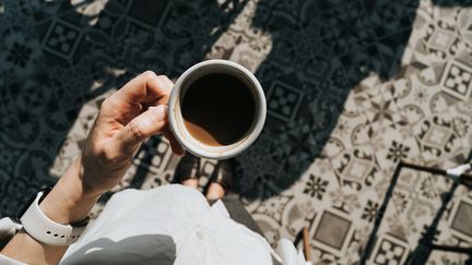 L'instant café, la boisson préférée des Français, après l'eau. 51 cafés passés au test du magazine "60 Millions de consommateurs". (D3SIGN / MOMENT RF / GETTY IMAGES)